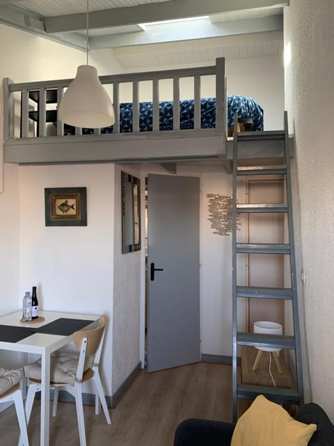 Kitchen or kitchenette, Seating area, Dining area