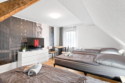 Bed, TV and multimedia, Photo of the whole room, Bedroom