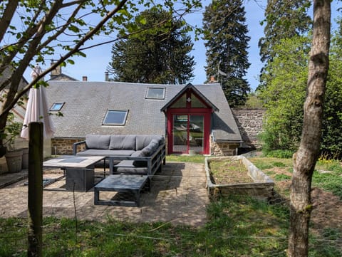Property building, Patio, Spring, Natural landscape, Garden, Seating area, Dining area, Garden view