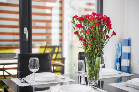 Food and drinks, Dining area, Food