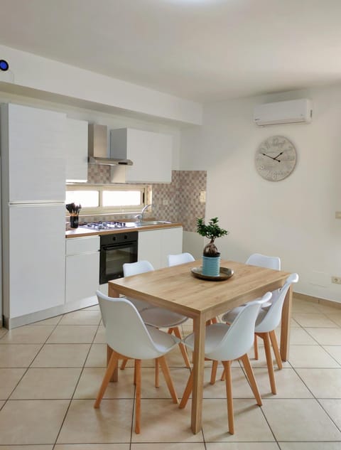 Kitchen or kitchenette, Dining area, oven, stove