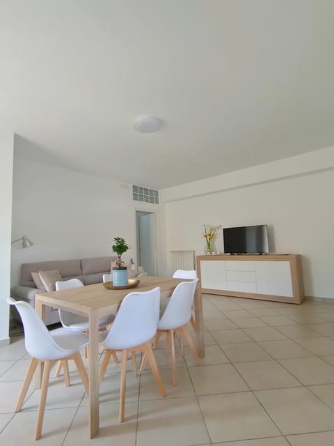 TV and multimedia, Kitchen or kitchenette, Living room, Seating area, Dining area, oven