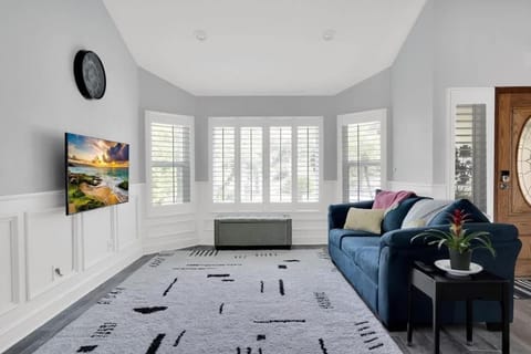 Bed, TV and multimedia, Living room