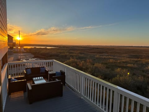 Natural landscape, View (from property/room), Balcony/Terrace, Seating area, River view, Sunset