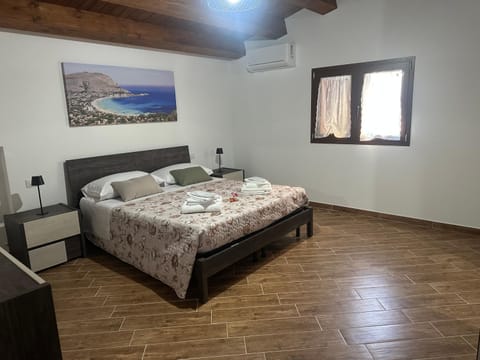 Bedroom, towels
