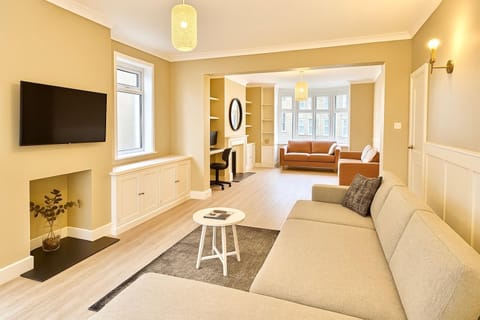 Stunning 5 bed house in enviable location House in Bath