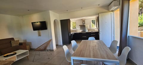 Communal lounge/ TV room, TV and multimedia, Kitchen or kitchenette, Living room, Seating area, Dining area