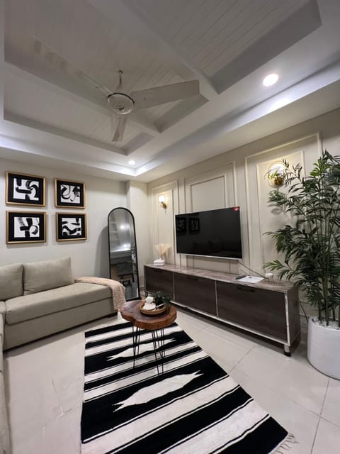TV and multimedia, Living room, Evening entertainment