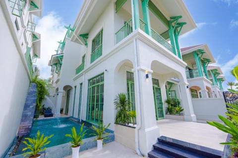Property building, Patio, Day, View (from property/room), Balcony/Terrace, Pool view, Swimming pool, sunbed