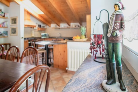 Kitchen or kitchenette, Photo of the whole room, Decorative detail, Dining area