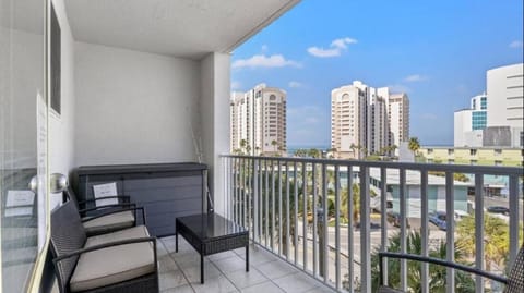 Coastal Retreat I Unbeatable Location I Sleeps 8 Apartment in Clearwater Beach
