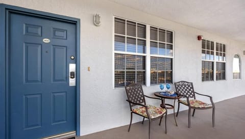 Coastal Retreat I Unbeatable Location I Sleeps 8 Apartment in Clearwater Beach