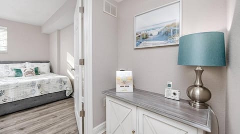 Coastal Retreat I Unbeatable Location I Sleeps 8 Apartment in Clearwater Beach