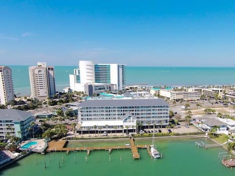 Coastal Retreat I Unbeatable Location I Sleeps 8 Apartment in Clearwater Beach