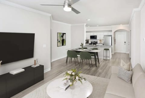 TV and multimedia, Kitchen or kitchenette, Living room, Seating area, Dining area