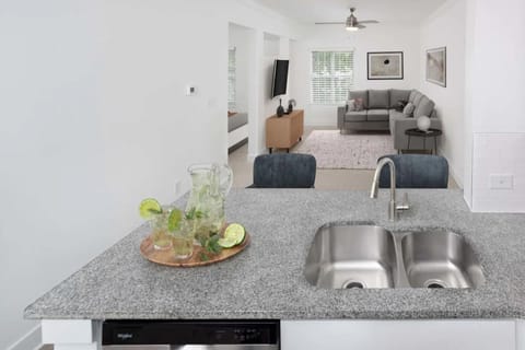 TV and multimedia, Kitchen or kitchenette, Living room, Seating area, Dining area