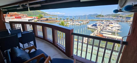SUPER FLAT 180 graus em Angra dos Reis , Frente Mar na Marina Piratas com estacionamento Apartment in Angra dos Reis