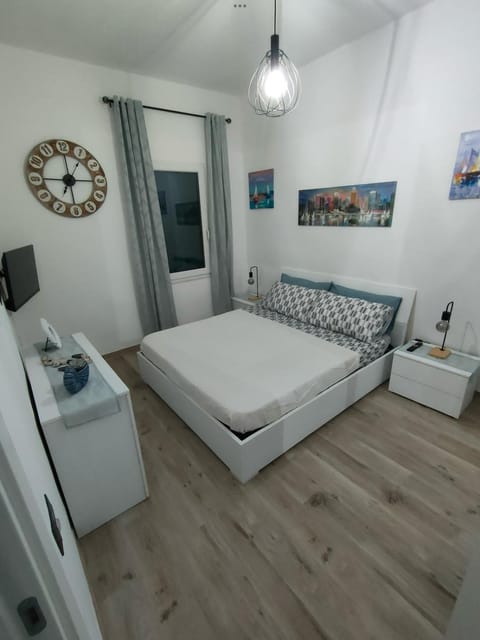 Bed, towels