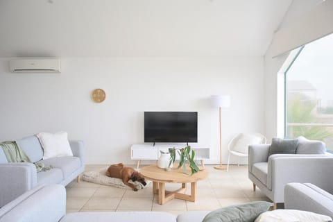 Communal lounge/ TV room, TV and multimedia, Living room, air conditioner