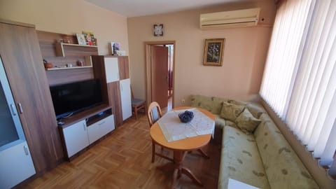 TV and multimedia, Living room, Seating area, Dining area, air conditioner