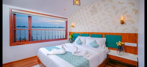 Photo of the whole room, Bedroom, Lake view, River view