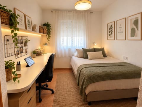 Bed, TV and multimedia, Photo of the whole room, Bedroom