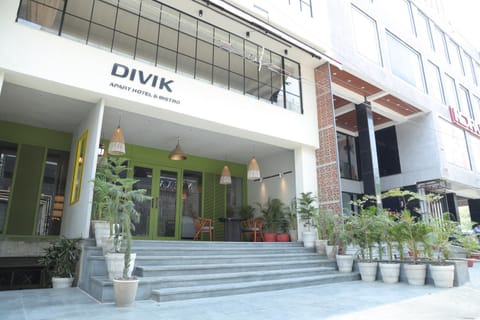 Facade/entrance