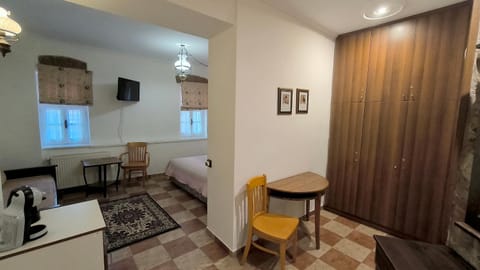 Bed, TV and multimedia, Photo of the whole room, Seating area, Bedroom