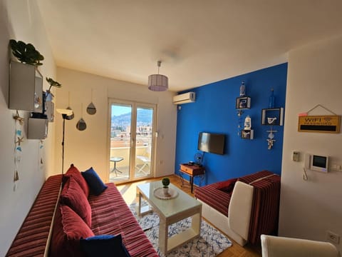Communal lounge/ TV room, TV and multimedia, Living room, Seating area, Dining area