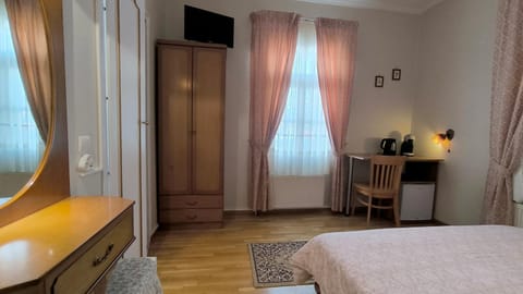 Bed, TV and multimedia, Photo of the whole room, Bedroom, wardrobe