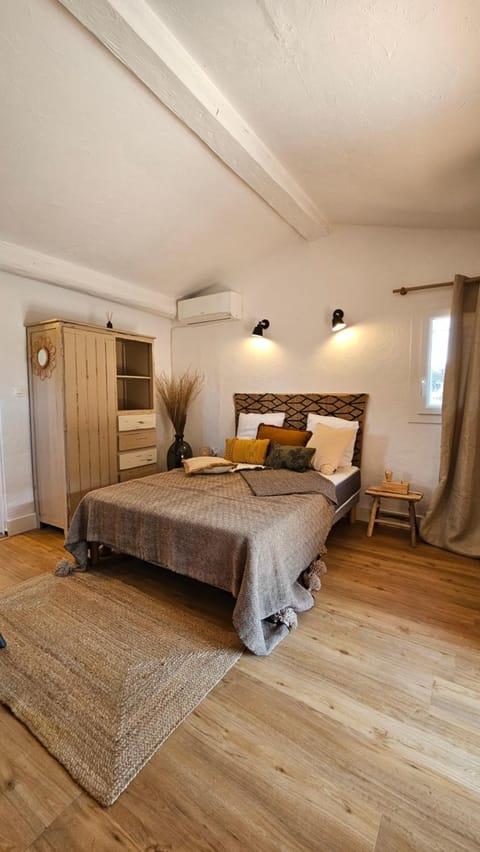 Bed, Photo of the whole room, Bedroom, wardrobe