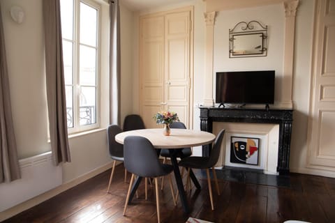 Communal lounge/ TV room, TV and multimedia, Seating area, Dining area