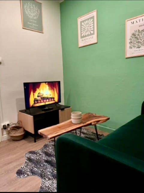 Bed, TV and multimedia, Living room, Seating area