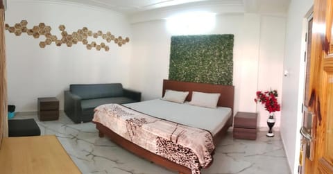 Bed, Photo of the whole room, Seating area, Bedroom