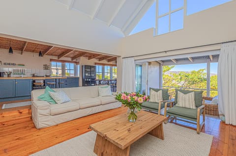 Kitchen or kitchenette, Living room, Seating area