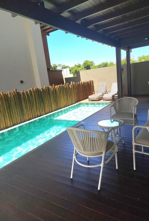 Patio, Swimming pool, sunbed