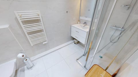 Shower, Toilet, Bathroom, towels