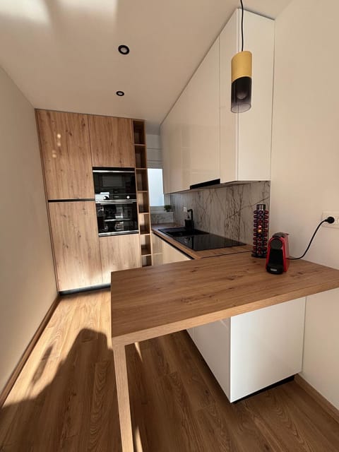 Coffee/tea facilities, Kitchen or kitchenette, dishwasher, microwave, oven, stove, stove, kitchen