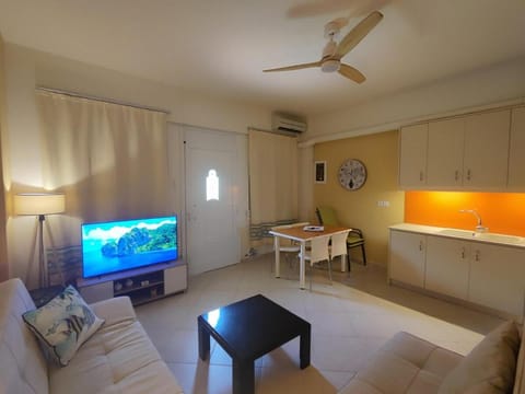 TV and multimedia, Living room, Seating area, Dining area, Evening entertainment, air conditioner