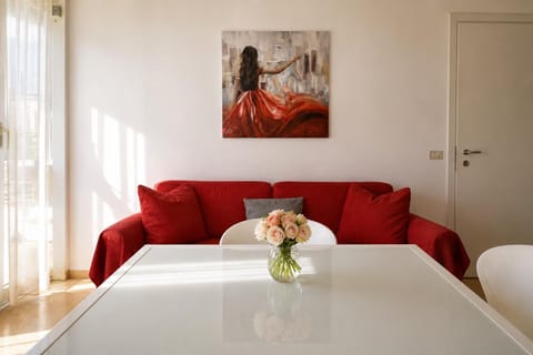 Bed, Living room, Photo of the whole room, Decorative detail, Seating area, Dining area, Bedroom