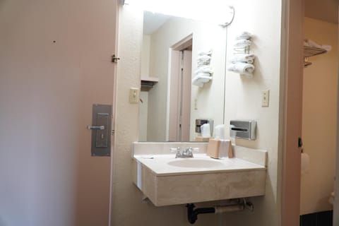 Richmond - Quality Quarters Inn Motel in Richmond