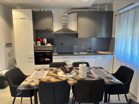 Coffee/tea facilities, Kitchen or kitchenette, Seating area, Dining area, stove