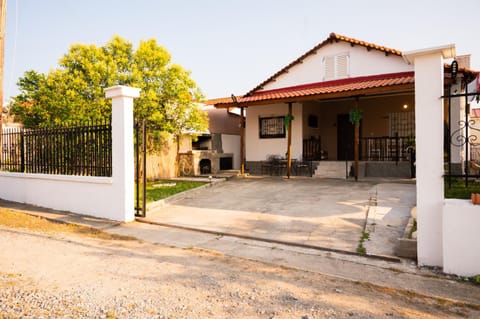 Property building, Day, Neighbourhood, Street view