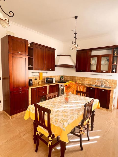 Kitchen or kitchenette, Living room, Seating area, Dining area, oven, pet friendly, stove