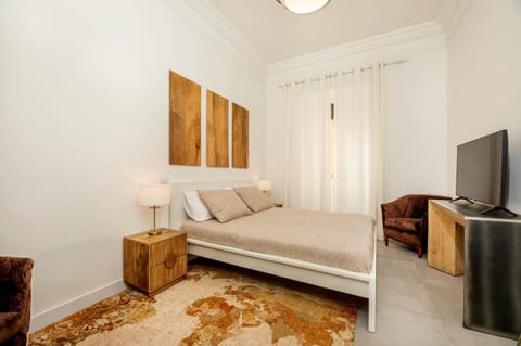 Bed, TV and multimedia, Photo of the whole room, Bedroom