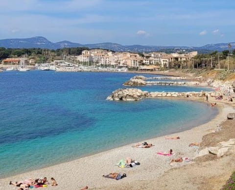 T3 avec vue mer imprenable dans une résidence avec piscine Apartment in Six-Fours-les-Plages