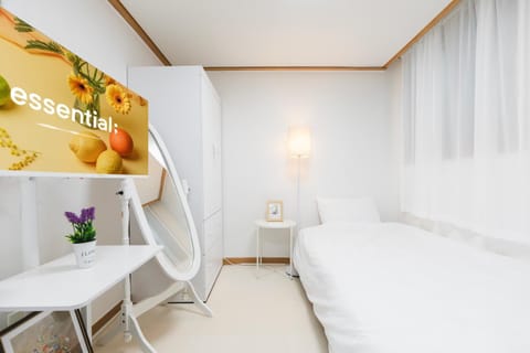 Bed, TV and multimedia, wardrobe