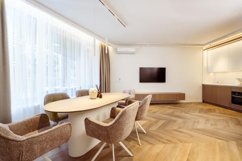 Communal lounge/ TV room, TV and multimedia, Kitchen or kitchenette, Living room, Seating area, Dining area, Evening entertainment, air conditioner