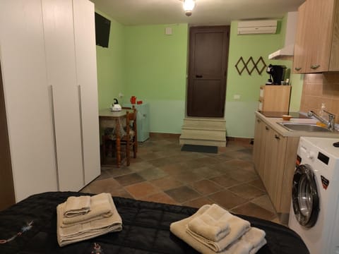 Kitchen or kitchenette, Dining area, minibar, stove, air conditioner
