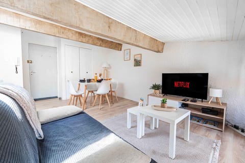 Restaurant/places to eat, Communal lounge/ TV room, TV and multimedia, Living room, Dining area, Location, Family, Family, internet